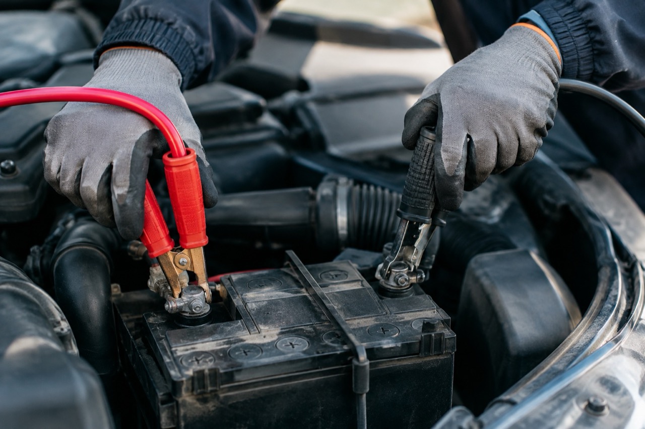 Cavi di avviamento collegati alla batteria di un'auto