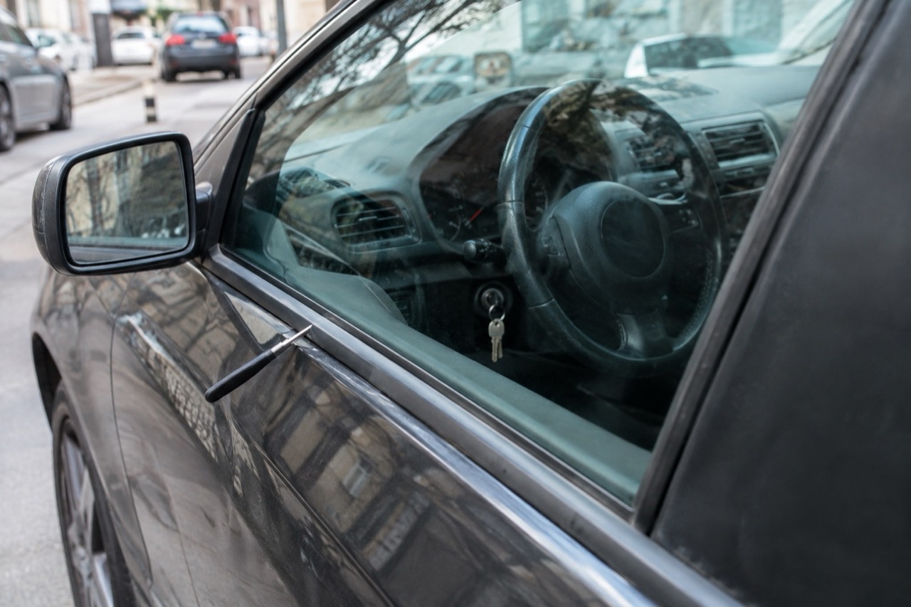 Apertura porta auto con strumenti dedicati senza danni